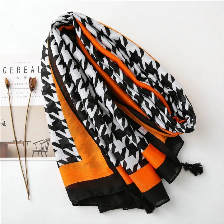 Fashion Classic Houndstooth Scarf Swallow Grid Shawl Hound Tooth Check Hijab Dog Tooth Muffler Tassels Black White Contrast Color Scarf for Spring Autumn