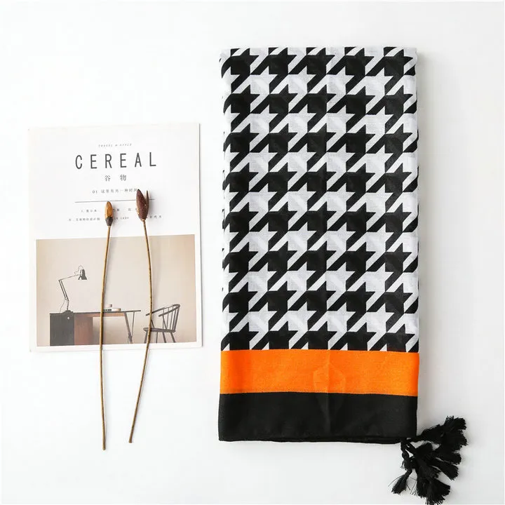 Fashion Classic Houndstooth Scarf Swallow Grid Shawl Hound Tooth Check Hijab Dog Tooth Muffler Tassels Black White Contrast Color Scarf for Spring Autumn
