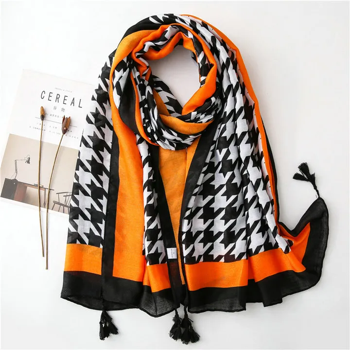 Fashion Classic Houndstooth Scarf Swallow Grid Shawl Hound Tooth Check Hijab Dog Tooth Muffler Tassels Black White Contrast Color Scarf for Spring Autumn