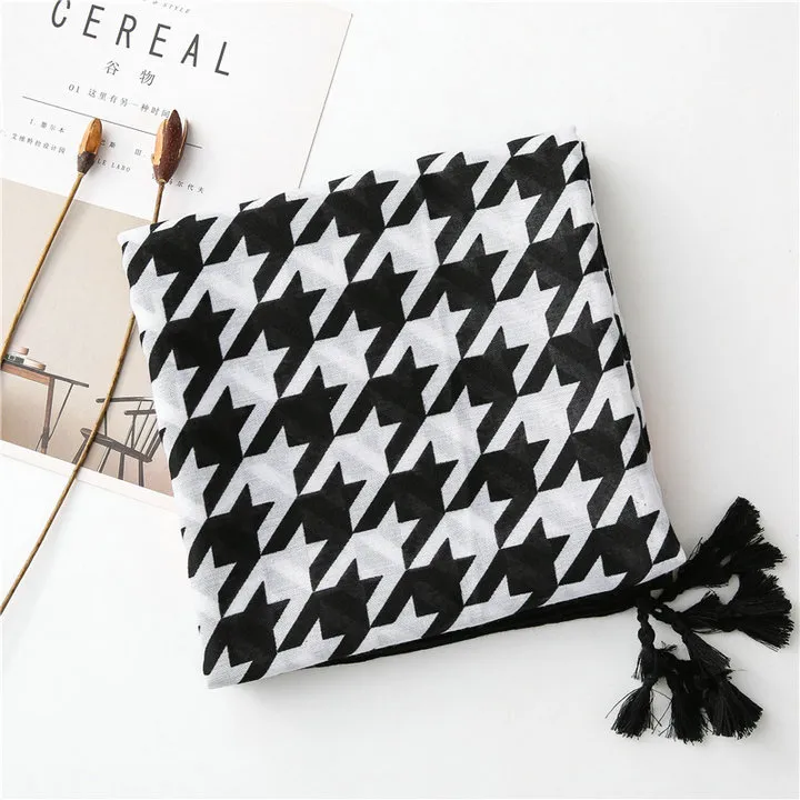 Fashion Classic Houndstooth Scarf Swallow Grid Shawl Hound Tooth Check Hijab Dog Tooth Muffler Tassels Black White Contrast Color Scarf for Spring Autumn